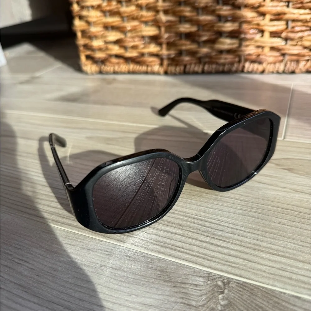 Massimo Dutti Classic Black Sunglasses - Picture 1 of 5